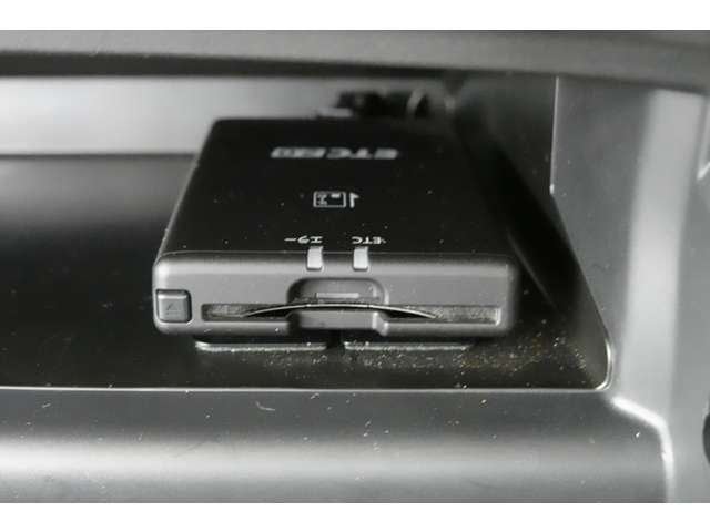 助手席グローブボックス上部にETC車載器装備　高速料金の支払いもスイスイと