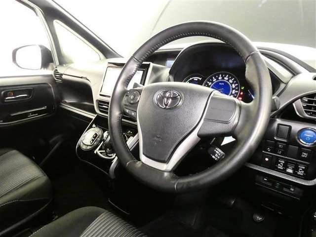 【運転席】運転席周りの画像です。プロの手で隅々までクリーニングしています。ご来店いただき実際に見てみてくださいね☆
