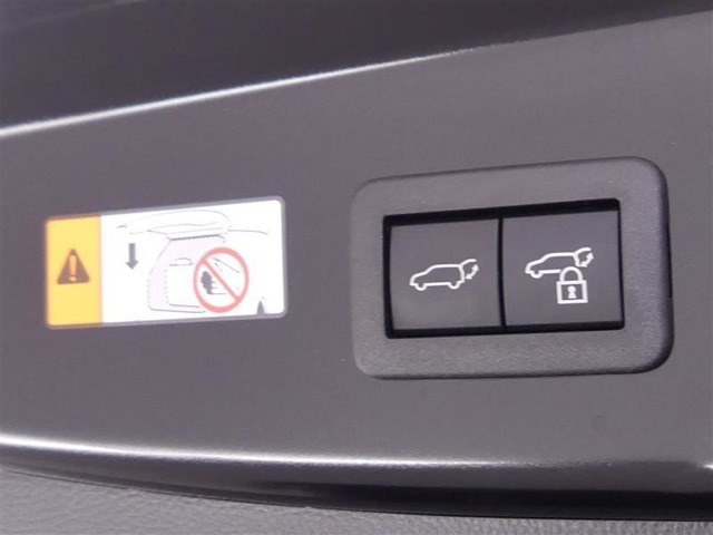 【電動バックドア】電動バックドア装備！リモコンキー・車内スイッチで、ドアの開閉操作が出来ます♪