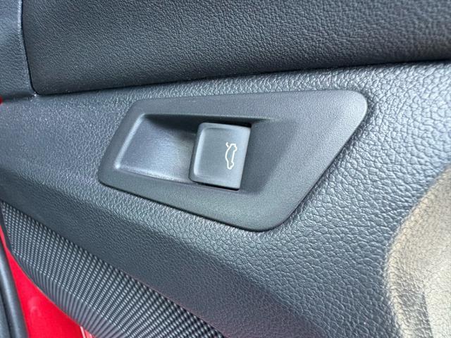 運転席ドアに設置されるスイッチで車から降りることなくテールゲートを開けることができます。