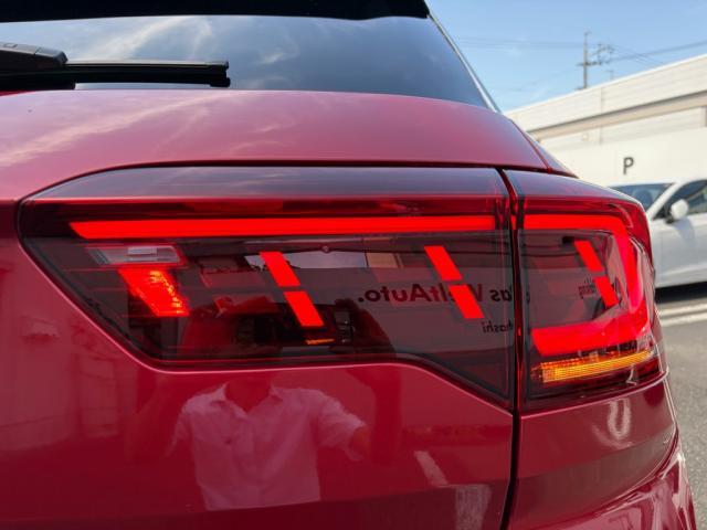 後続車からの視認性に優れるLEDダークテールランプ。ウィンカーは流れる様に点滅する「ダイナミックターンインジケーター」を装備。