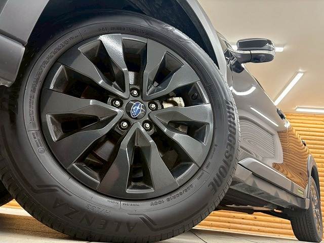 【純正18インチホイール】を装備しております。バランスのとれたアルミで高速走行も安定性が高くなっております。
