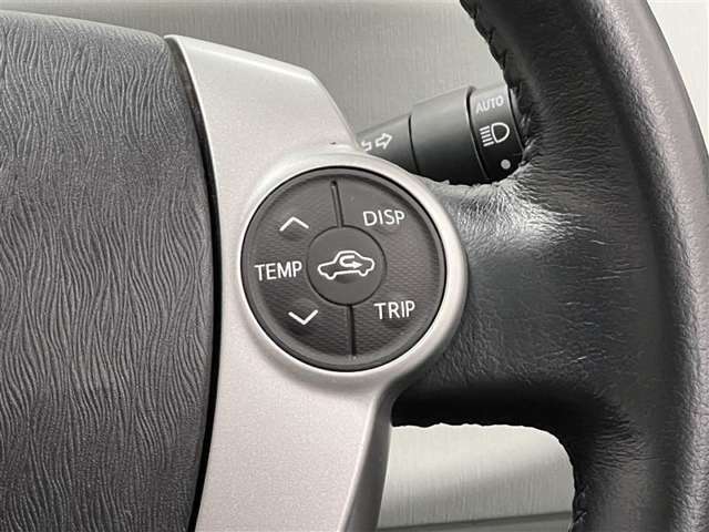 右側のステアリングスイッチでは、オートエアコンの温度調整などの操作が出来ます！