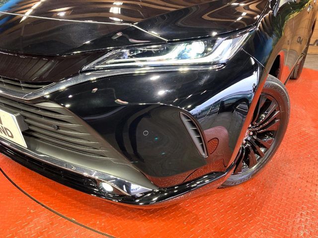 【LEDヘッドライト】悪天候や夜間走行時も良好な視界を確保し安心して運転できる高輝度LEDヘッドライトを装備！点灯速度が早く、消費電力も抑えられています。