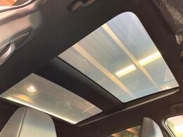 【調光パノラマルーフ】車内の解放感が一気に上がる大型パノラマルーフに調光機能がプラス！日差しが強い時、シェードを閉めなくてもガラスの透明度を調整することで心地よい明るさに♪