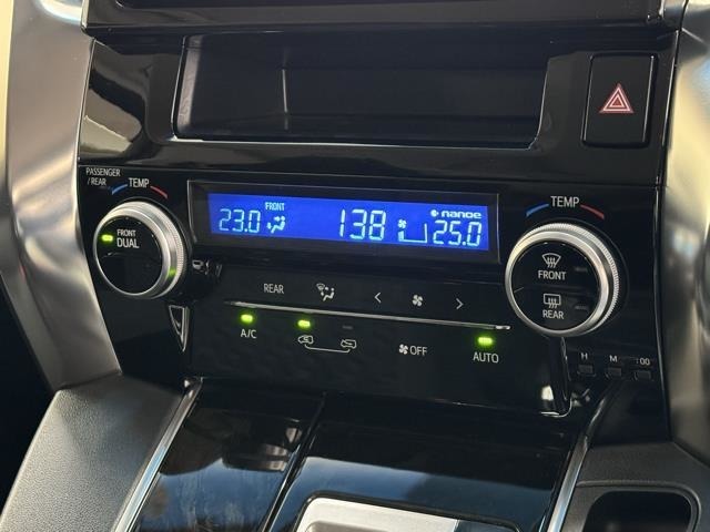 オートエアコン付きなので一度、気温を設定すれば自動的に過ごし易い温度に調整してくれますよ。　車内をいつでも快適空間にしてくれます。