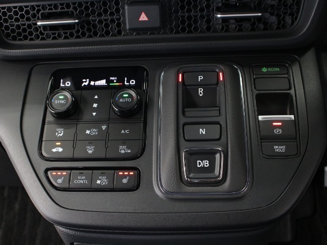 【電子パーキングブレーキ】電子制御のパーキングブレーキと、信号待ちや渋滞に便利なオートブレーキホールドを装備しております。ブレーキペダルから足を離しても自動的に停車状態を保持してくれる便利な機能です