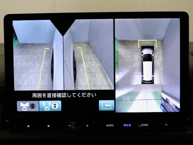 【マルチビューカメラシステム】カメラで映した周囲の映像をナビゲーション画面に表示し、ドライバーの死角を減らし運転負荷を軽減する機能です。映像は、車両の前後と左右のドアミラーに搭載した計4台で映します。