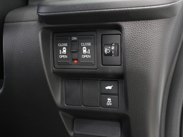 【両側電動スライド】スライドドアは両側電動スライドドアになっております。運転席からの開閉も出来、リモコンキーでも離れたところから開閉出来ますので大変便利な装備です。