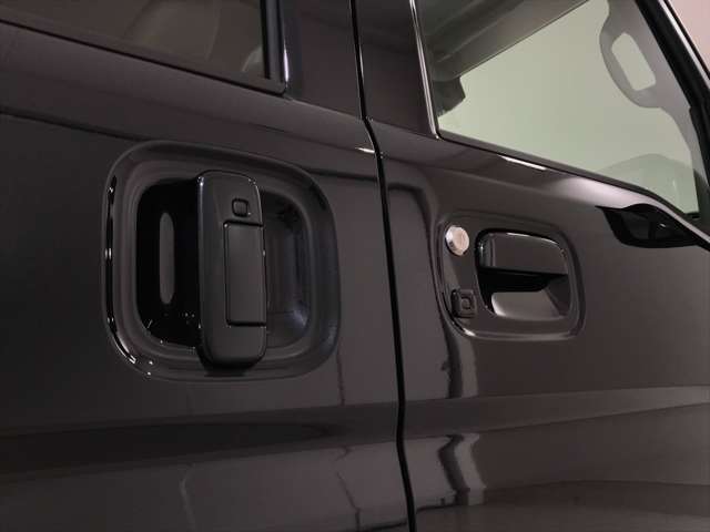 積載車も所有していますので、万が一の時でも当店スタッフにてお車の無料引き取りも行っております。