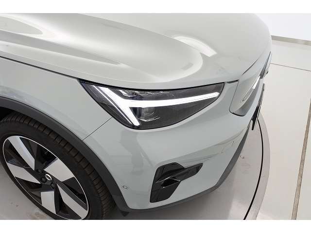 【トールハンマーLEDヘッドライト】北欧神話に登場する雷神「thol」がその手に携える武器「トールハンマー」をモチーフにした新世代ボルボを代表するデザインアイコン。高い視認性・被視認性を誇ります。