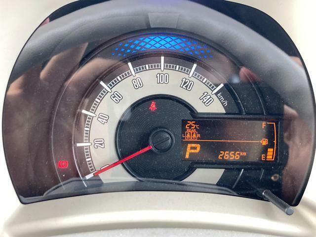 スピードメーター内にディスプレイがあり、航続可能距離や平均燃費などをお知らせしてくれます。