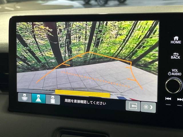 【バックカメラ】駐車時に後方がリアルタイム映像で確認できます。大型商業施設や立体駐車場での駐車時や、夜間のバック時に大活躍！運転スキルに関わらず、今や必須となった装備のひとつです！