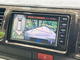 【バックカメラ】駐車時に後方がリアルタイム映像で確認できます。大型商業施設や立体駐車場での駐車時や、夜間のバック時に大活躍！運転スキルに関わらず、今や必須となった装備のひとつです！