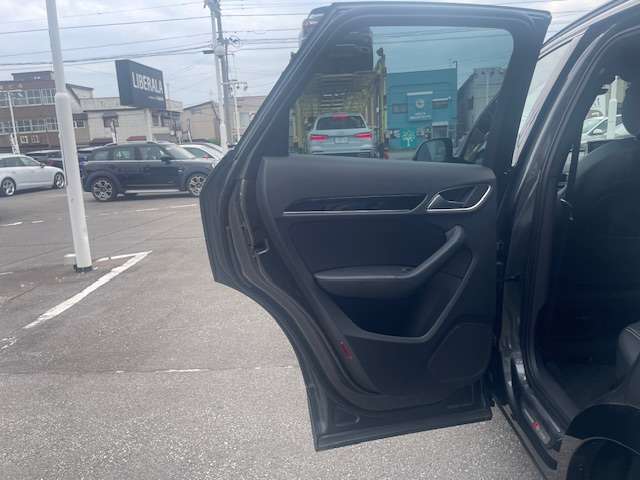 マットブラックにホワイトのLIBERALAのロゴの建物と看板が目印です。
