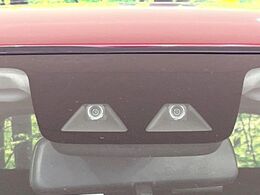 【スマートアシスト】走行中に前方の車両等を認識し、衝突しそうな時は警報とブレーキで衝突回避と被害軽減をアシスト。より安全にドライブをお楽しみいただけます。