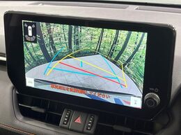 【バックカメラ】駐車時に後方がリアルタイム映像で確認できます。大型商業施設や立体駐車場での駐車時や、夜間のバック時に大活躍！運転スキルに関わらず、今や必須となった装備のひとつです！