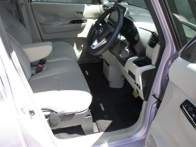 運転席まわりです。運転席からの視界が左右に広く隅々まではっきりと見渡せます！クルマの前端も把握しやすく安心して運転できます！