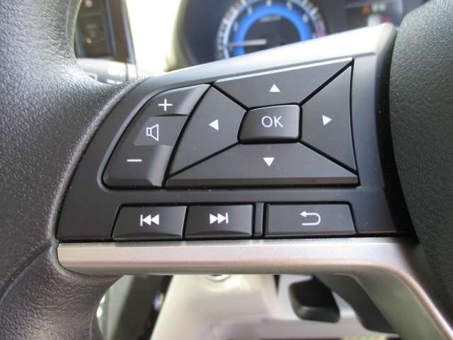 ステアリングスイッチ搭載！ハンドルひとつで手を離さなくても運転中視線をそらさなくても操作が出来て便利です♪