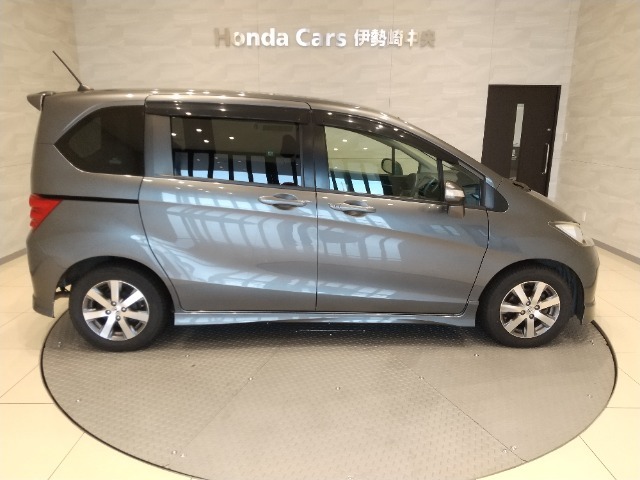 5人乗りのフリードです。荷物がたっぷり積めるので旅行の際や普段のお買い物の際に役立ちます♪