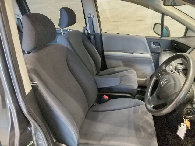シートはソファーのような触り心地で、長時間の運転でもラクです