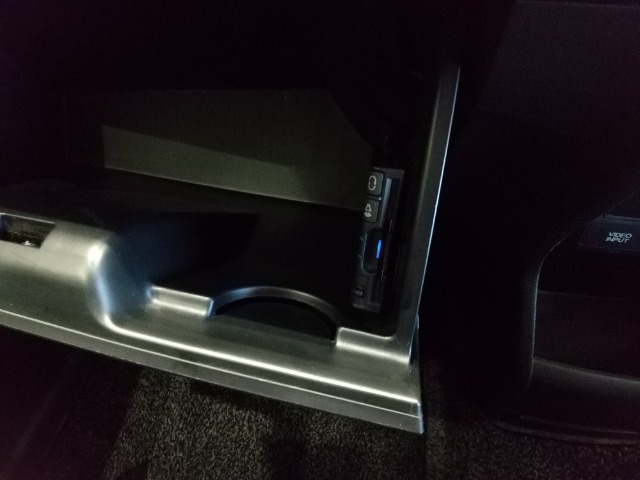 今や必須のETC車載器を搭載しています！カードを差し込めば、高速道路の料金所を通過するだけで簡単にお支払いできます。