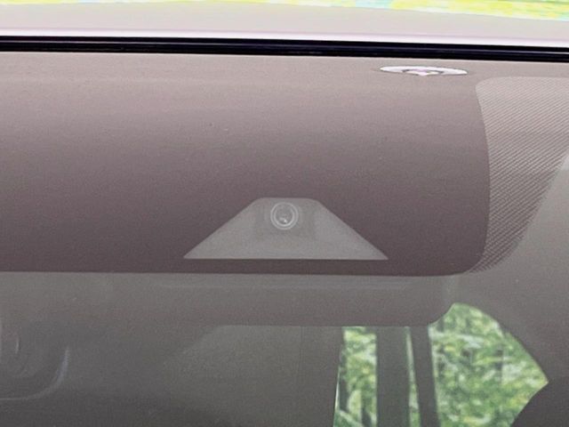 【エマージェンシーブレーキ】走行中に前方の車両等を認識し、衝突しそうな時は警報とブレーキで衝突回避と被害軽減をアシスト。より安全にドライブをお楽しみいただけます。