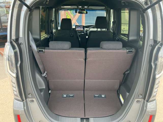 普段のお買い物や通勤、送迎等に十分な荷室スペースを確保しております。セカンドシートを倒すと、大きな荷物の積載も可能です♪