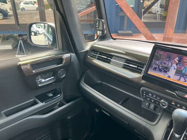 【パワーウインドウ】運転席のスイッチで、各席の窓ガラスの開閉ができます！