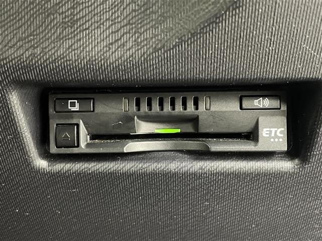 【ETC】有料道路を利用する際に料金所で停止することなく通過できる、ETC車載器（ノンストップ自動料金収受システム機器）が装備されています。セットアップを行うことで利用可能になります。
