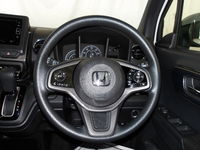 ステアリングスイッチでオーディオ各種操作が可能で、運転に集中できます。安心・安全・快適なドライブをお楽しみいただけます。