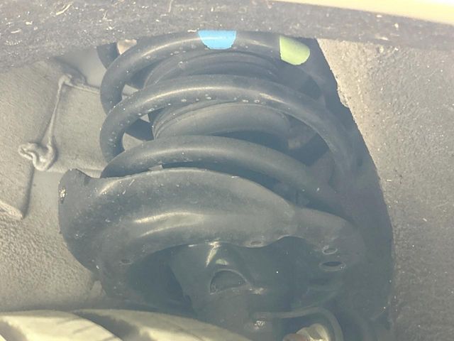 お車を安心してお乗りいただく為には、足回りの定期点検が欠かせません。サービスサポート（有償保証）では無料点検もご提供しており、安心のカーライフをお過ごしいただけるサポート体制が整っています。