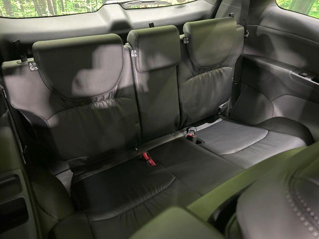 床下収納式のサードシートです。座席部分をコンパクトに収納でき、広大な荷室スペースとしてお使いいただけます！乗車人数や荷物の量など利用シーンに合わせて3列目を有効活用でき、とっても便利♪
