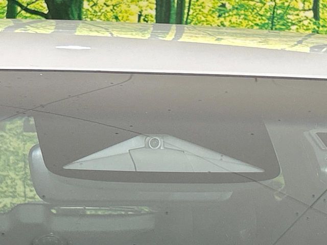 【ホンダセンシング】走行中に前方の車両等を認識し、衝突しそうな時は警報とブレーキで衝突回避と被害軽減をアシスト。より安全にドライブをお楽しみいただけます。