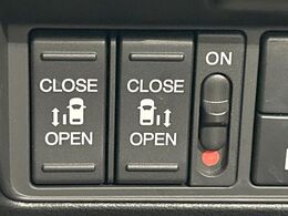 【両側パワースライドドア】スマートキーや運転席のスイッチで後席両側スライドドアの開閉が可能♪電動だから力を入れてドアを開ける必要が無く、小さなお子様でも簡単に開け閉めでき快適です♪