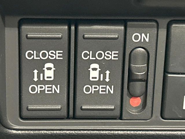 【両側パワースライドドア】スマートキーや運転席のスイッチで後席両側スライドドアの開閉が可能♪電動だから力を入れてドアを開ける必要が無く、小さなお子様でも簡単に開け閉めでき快適です♪