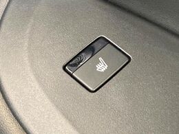 【前席＋後席シートヒーター】寒い日に重宝するシートヒーターを後席にも装備！エアコンより早く温まってくれるので寒がりの人も安心ですね♪エアコンの温風は乾燥するから苦手、という方にもをおすすめです。