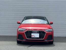 日本人デザイナーの発案によって2005年から採用されている、「シングルフレームグリル」。ひと目でAudiとわかる象徴的なデザインはAudiのブランドイメージを確立しています。