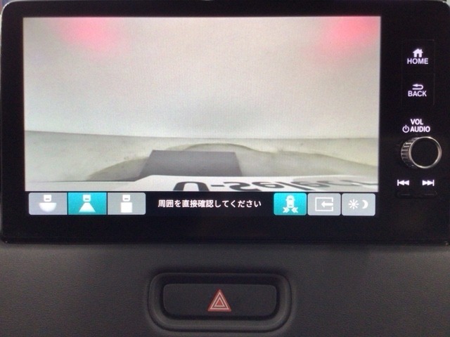 【バックカメラ】運転が苦手な方も車庫入れラクラクです！ギアをリバースに入れれば自動的に切り換わりますので、面倒な操作は不要です♪狭い駐車場もお車を傷つけず安心ですね！