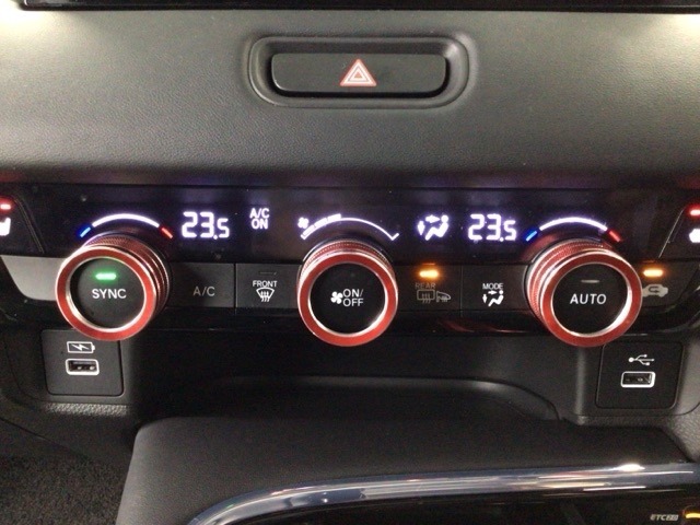 【左右独立オートエアコン】左右席で独立温度コントロールが可能です。運転席はキンキンに冷やして助手席はマイルドにと言った設定が可能です☆暑さ寒さでケンカすることもなくなりますね♪