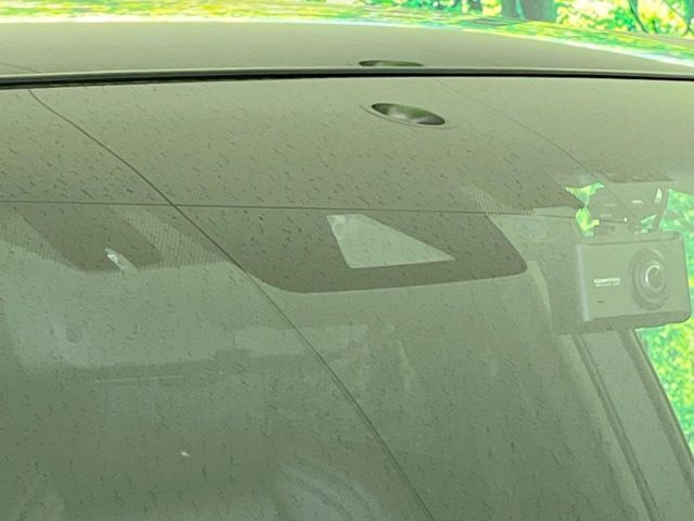 【トヨタセーフティセンス】走行中に前方の車両等を認識し、衝突しそうな時は警報とブレーキで衝突回避と被害軽減をアシスト。より安全にドライブをお楽しみいただけます。