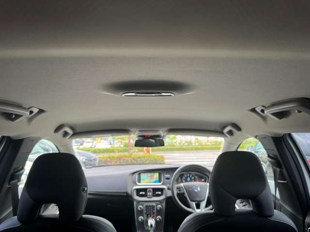 輸入車に多く見られる天張りの垂れも無くとても綺麗な状態となります♪シミ汚れや、ヤニ汚れも見受けられません♪垂れている場合ですと修理で高額な費用が掛かりますがその心配もございません♪