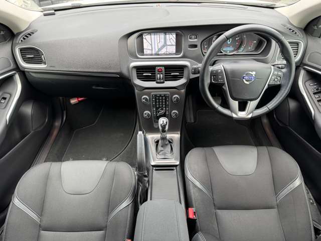 車内はご覧の通り清潔感のある室内でございます♪スイッチ類などもシンプルな操作のしやすいものですので機械が苦手な方でも安心ですね♪もちろん禁煙車なので煙草の匂いや焦げ跡はございません♪