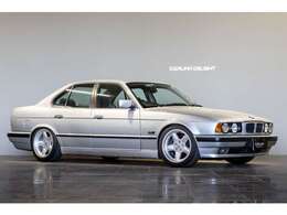 1994　BMW　530i　アークティックシルバーメタリック　BMWのアッパーミディアムサルーンとなる5シリーズ。高級ドライバーズサルーンを現代風にカスタム。そんなE34 530iはいかがですか？