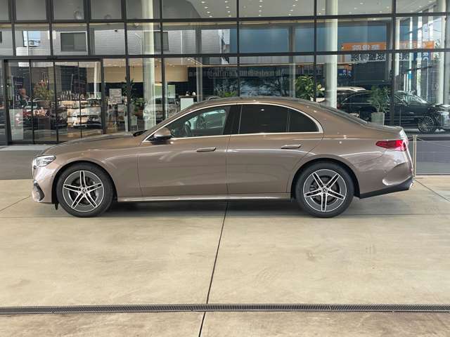 納車前整備はメーカー規定に基づき併設工場で入念に行います。メルセデス・ベンツ指定のツールと技術を用い、メーカーの研修を受けたメカニックがお客様のお車を整備いたします。神奈川運輸支局指定整備工場です。