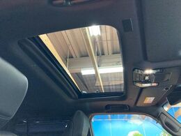 【サンルーフ】開放感たっぷりの希少装備、サンルーフが装着されています！車内に明かりを取り入れたり景色を楽しむ以外にも、車内の空気も簡単に換気できて快適です！