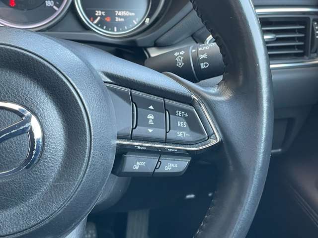◆【マツダ・レーダー・クルーズ・コントロール（MRCC）】先行車との速度差や車間距離を認識し、設定した車速内で車間距離を自動で調整・維持することで、高速道路などでドライバーの負担を軽減します。