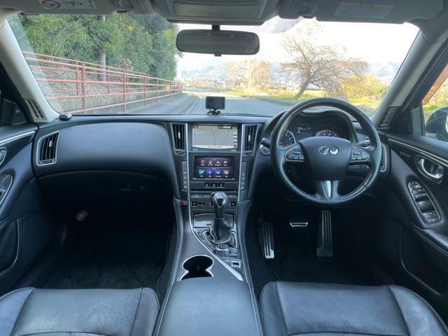 車内は、本革シートで高級感があり、快適な空間になります！ツインディスプレイのコネクトナビにTV・BOSEサウンド・アラビュー・B/S/Fカメラ・ETC・安全装備ドライブ機能も充実！