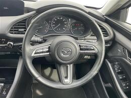 【ハンドル】軽い力で扱いやすいハンドルです。目立つ傷やスレなどなく綺麗な状態です！除菌プランいれていただくとさらに快適に！清潔なお車はお子様にも安心ですね！