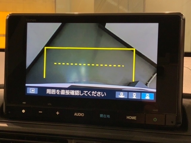 リバースギアに入れるだけで後方の表示へ切り替わります。夜間や雨の日の駐車も楽になりますよ。